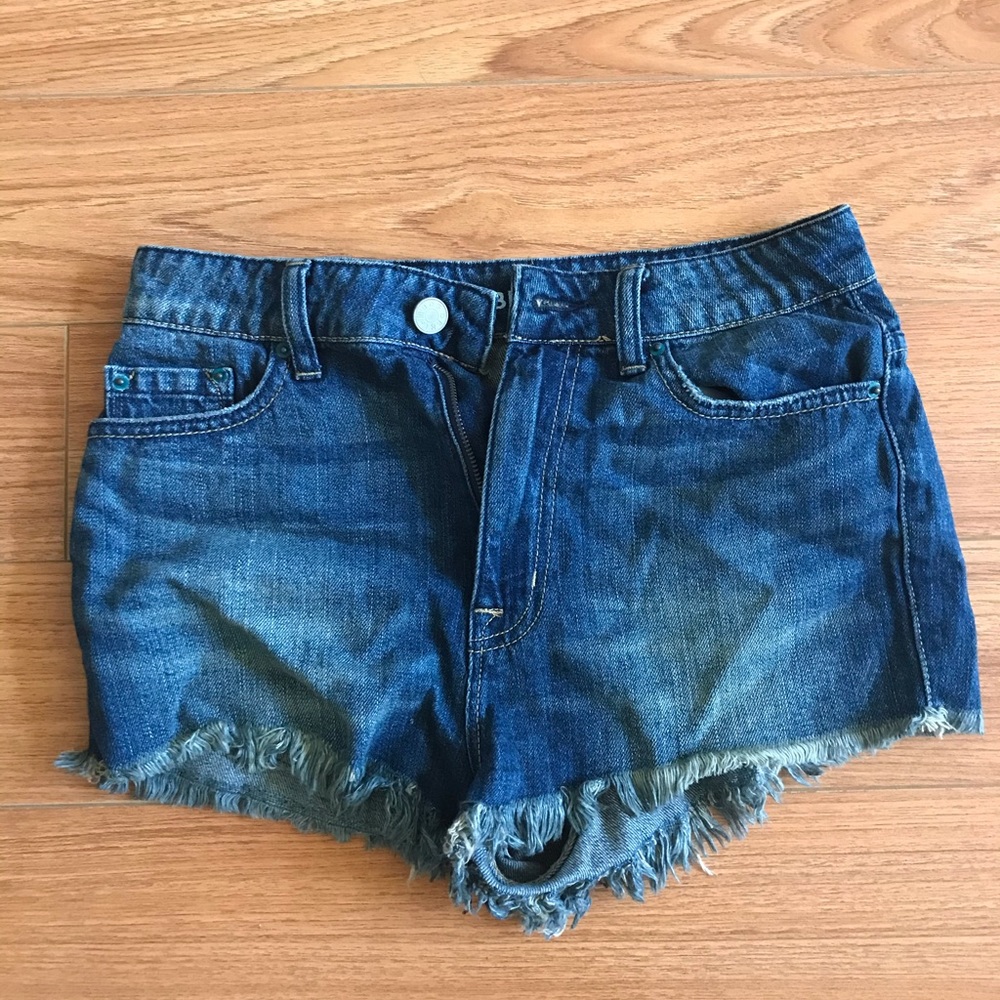 UO BDG high rise cheeky jean short frayed size 27